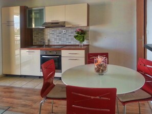 موقد طهي مسطح، غسالة أطباق، مستلزمات طهي/أطباق/أوعية