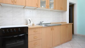 Apartment, 1 Double Bed with Sofa bed | Private kitchen | Oven, stovetop, dishwasher, cookware/dishes/utensils