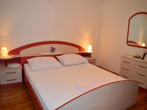 Apartamento, varias camas | Cocina privada | Frigorífico, microondas, horno y placa de cocina