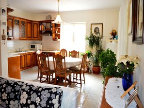 Appartement, plusieurs lits | Cuisine privée | Réfrigérateur, micro-ondes, four, plaque de cuisson