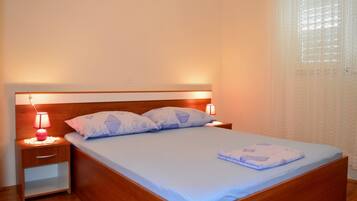 Apartment, Multiple Beds | Private kitchen | Fridge, microwave, oven, stovetop