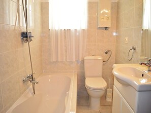 Appartement, plusieurs lits | Salle de bain | Douche, baignoire relaxante profonde, sèche-cheveux