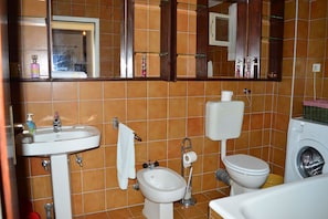 Villa, Multiple Beds | Bathroom | Deep soaking tub