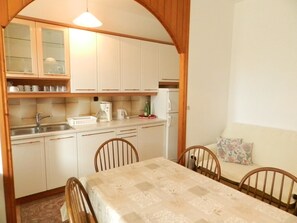 Apartment, Multiple Beds | Private kitchen | Fridge, microwave, oven, stovetop
