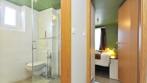 Villa, Mehrere Betten | Badezimmer