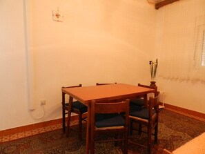 Appartement, plusieurs lits | Cuisine privée | Four, plaque de cuisson, batterie de cuisine, vaisselle et ustensiles