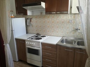 Appartement, plusieurs lits | Cuisine privée | Four, plaque de cuisson, batterie de cuisine, vaisselle et ustensiles