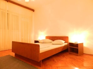 Appartement, plusieurs lits | Cuisine privée | Four, plaque de cuisson, batterie de cuisine, vaisselle et ustensiles