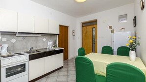 Departamento, varias camas | Cocina privada