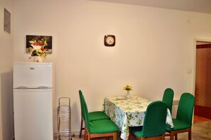 Departamento, varias camas | Cocina privada | Horno, parrilla de estufa y utensilios de cocina 