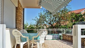 Departamento, varias camas | Terraza o patio