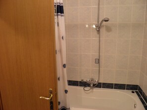 Apartment, Mehrere Betten | Badezimmer | Dusche, Komfortbadewanne