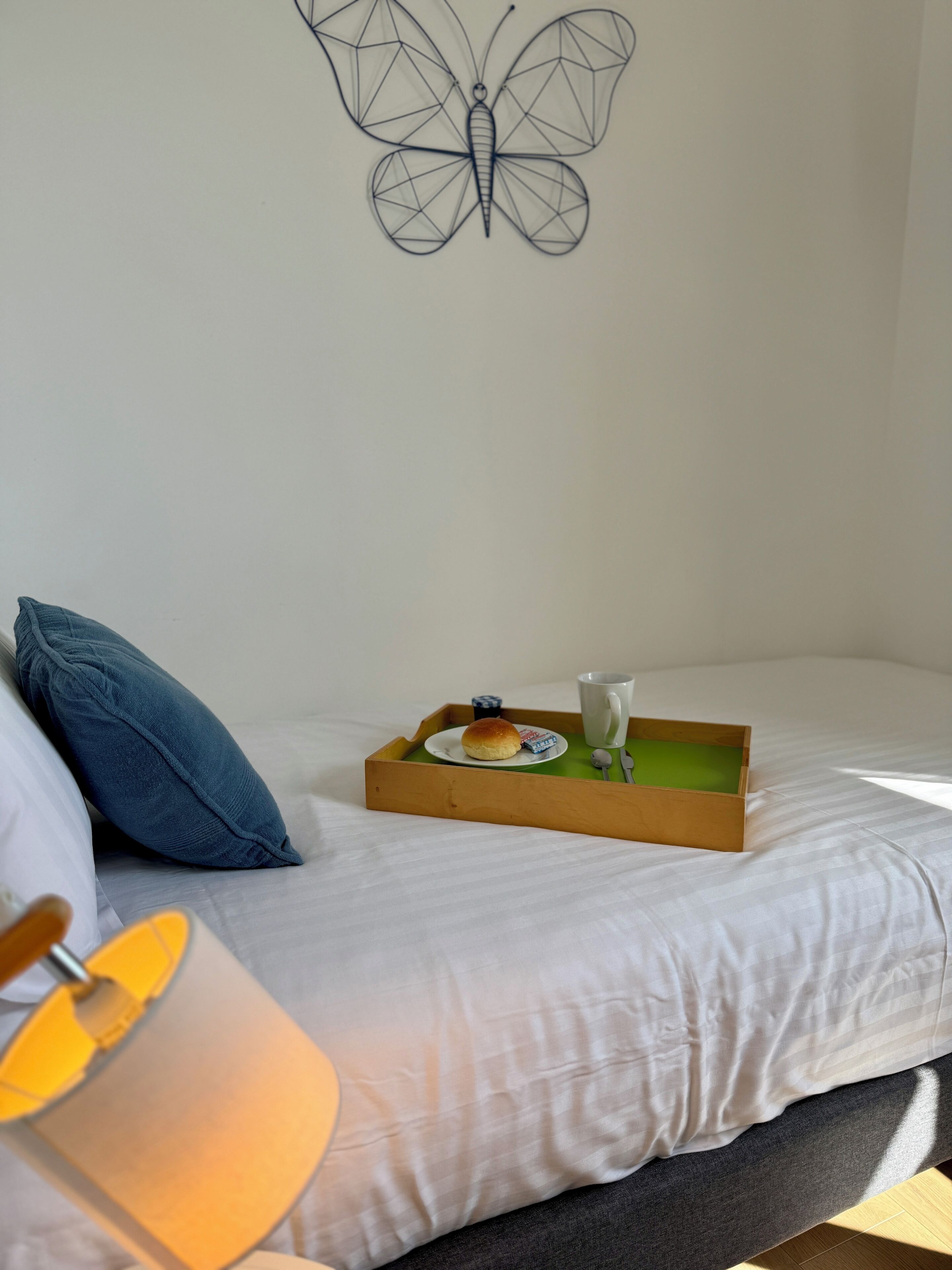 Chambre Simple Confort, salle de bains privée, vue ville (Dombes)