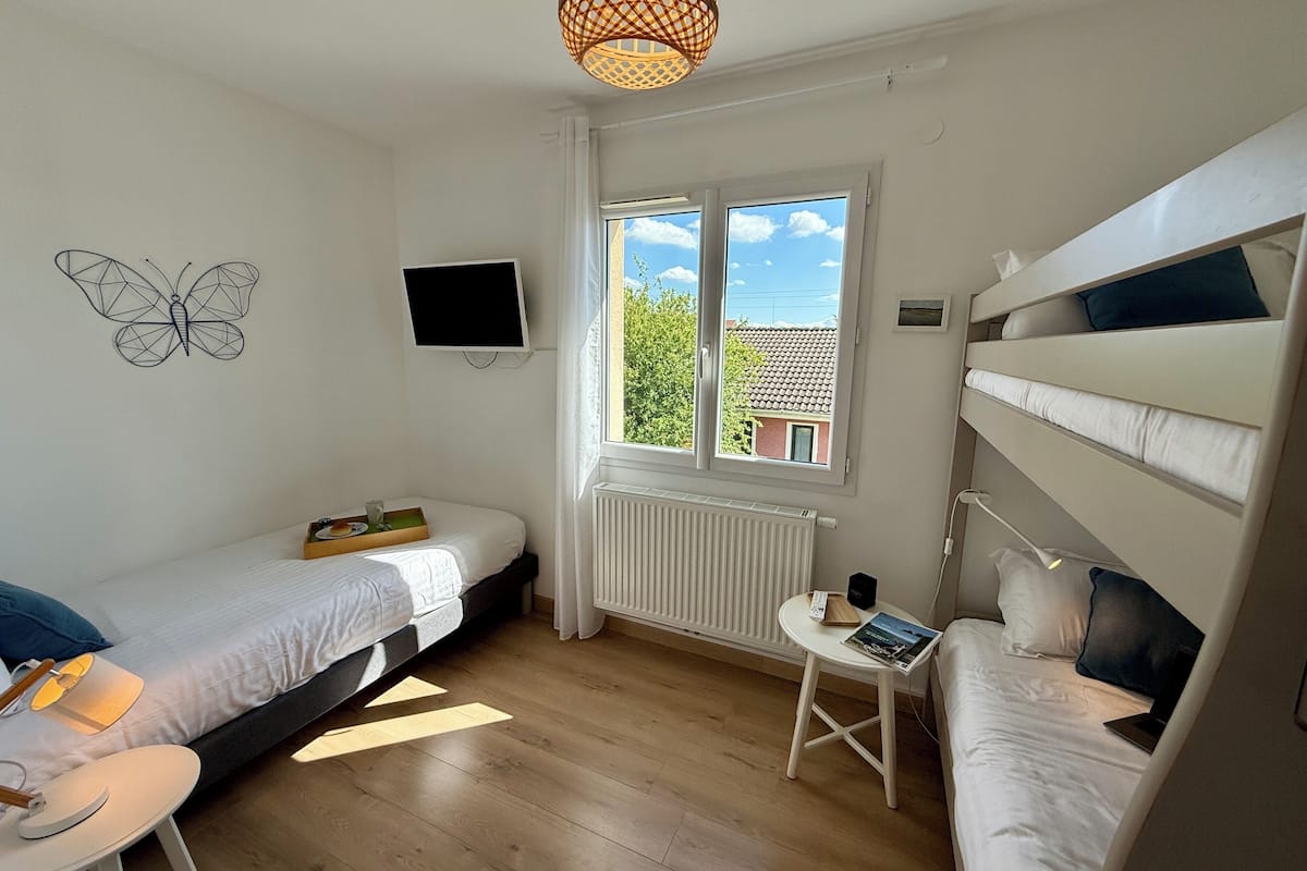 Comfort eenpersoonskamer, privébadkamer, uitzicht op stad (Dombes) | Luxe beddengoed, verduisterende gordijnen, geluiddichte muren