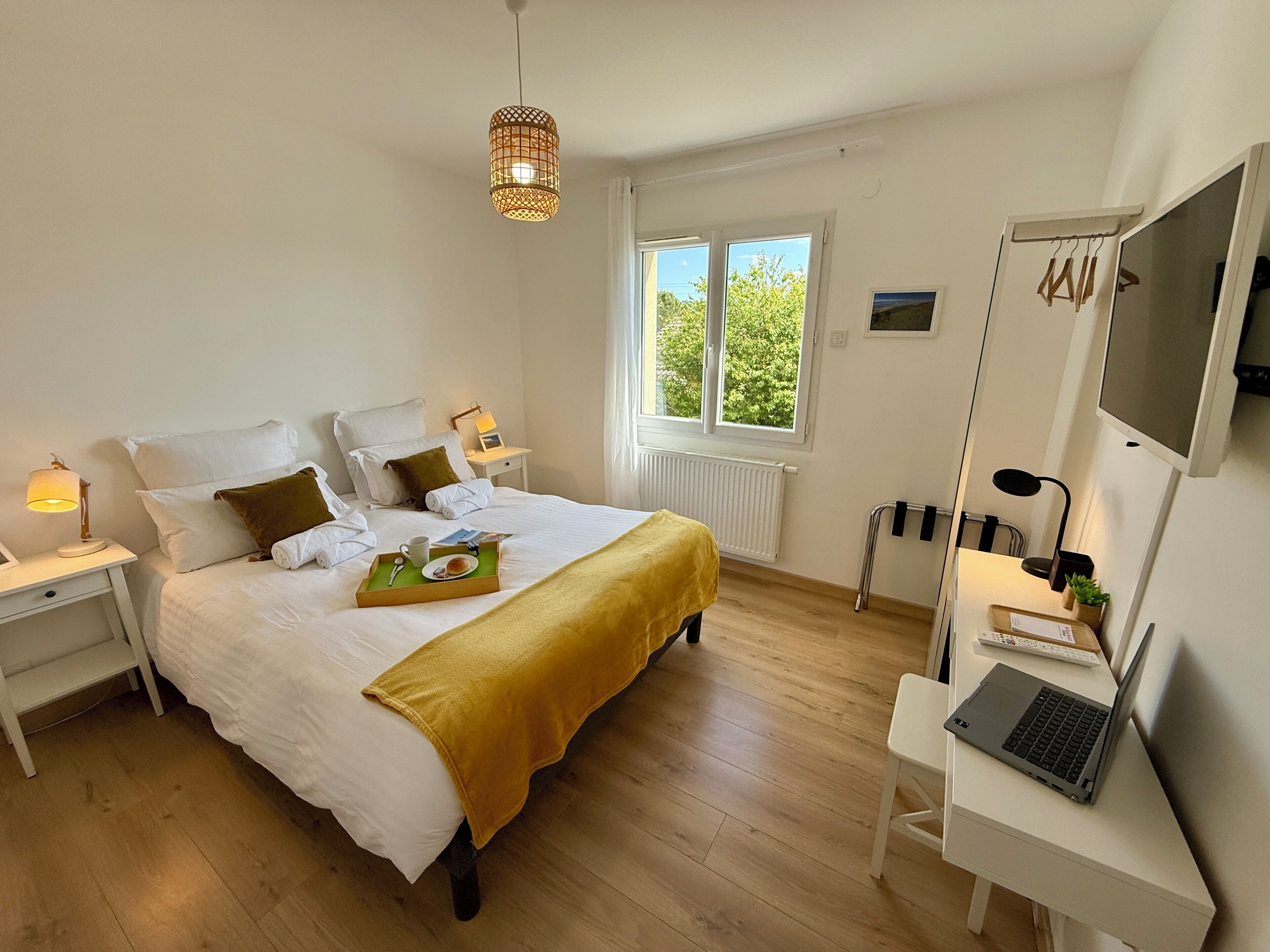 Quarto casal superior, banheiro privativo, vista para a cidade (Gex) | Roupas de cama premium, cortinas blackout, quartos à prova de som