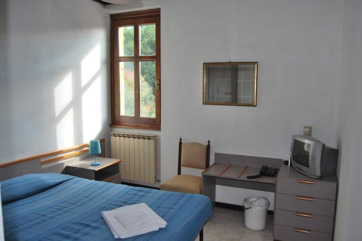 In-room safe, desk, WiFi (free)