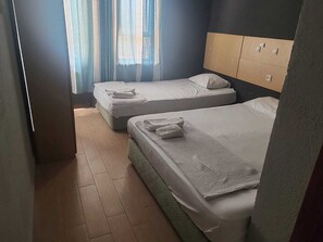 Basic-Dreibettzimmer (Promosyonlu Üst Kat) | Hochwertige Bettwaren, Schreibtisch, Bettwäsche
