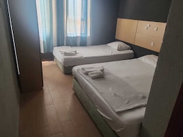 Basic Triple Room (Promosyonlu Üst Kat) | Premium bedding, desk, bed sheets