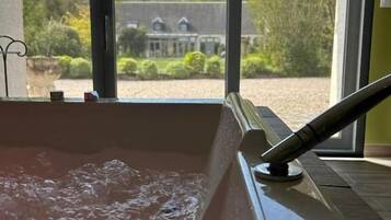 "Les Bulles d'Hortense" | Bathroom | Combined shower/tub, jetted tub, free toiletries, hair dryer