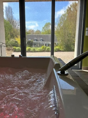 雙人房 (Les Bulles d'Hortense) | 浴室 | 淋浴/浴缸二合一、按摩浴缸、免費盥洗用品、吹風機