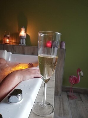 Salas de tratamiento para parejas, un sauna, una bañera de hidromasaje
