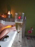 Salas de tratamiento para parejas, un sauna, una bañera de hidromasaje