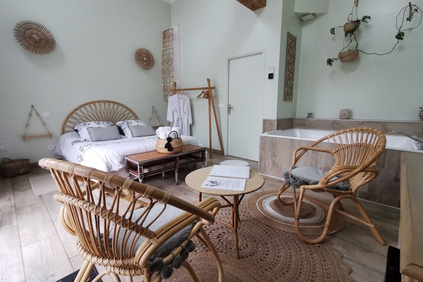 Suite (Chez Romane) | Premium bedding, down comforters, memory foam beds
