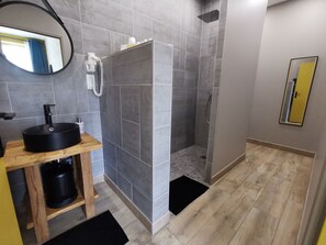 Bañera con ducha, bañera de hidromasaje, artículos de tocador gratuitos