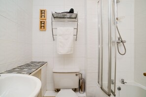 Family Apartment | Bathroom | Combined shower/tub, deep soaking tub, hair dryer, towels - Charming Edinburgh Apartment (Edinburgh)
