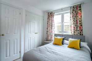 Blackout curtains, iron/ironing board, free WiFi, bed sheets - Charming Edinburgh Apartment (Edinburgh)