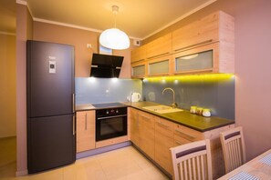 Apartment, 1 Bedroom (29/24) | Private kitchenette | Full-size fridge, oven, stovetop, dishwasher - Supreme Apartments Ściegiennego (Szczecin)