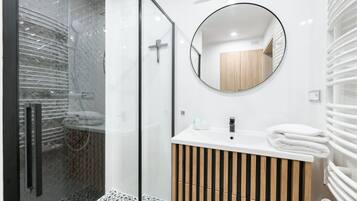 Ducha, artículos de tocador gratuitos, secador de pelo, toallas