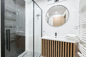 Comfort-Apartment | Badezimmer | Dusche, kostenlose Toilettenartikel, Haartrockner, Handtücher