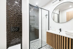 Comfort-Apartment | Badezimmer | Dusche, kostenlose Toilettenartikel, Haartrockner, Handtücher