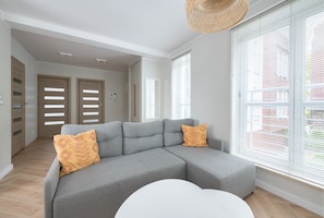 Decoración personalizada, muebles diferentes y cortinas blackout