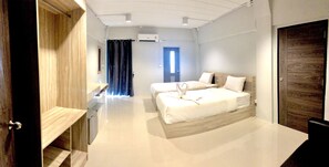 Phòng 2 giường đơn Superior | Bàn, màn/rèm cản sáng, giường gấp/giường phụ (phụ phí) 