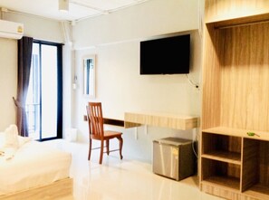 Bàn, màn/rèm cản sáng, giường gấp/giường phụ (phụ phí) 