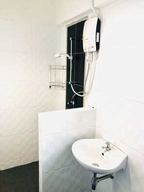 Buồng tắm vòi sen, máy sấy tóc, khăn tắm, xà phòng 