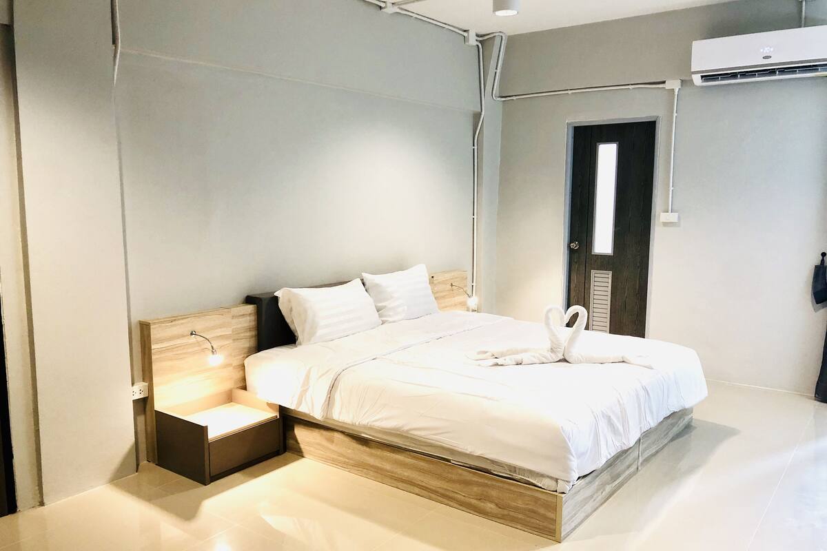 Phòng đôi Superior | Bàn, màn/rèm cản sáng, giường gấp/giường phụ (phụ phí)