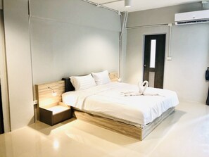 Phòng đôi Superior | Bàn, màn/rèm cản sáng, giường gấp/giường phụ (phụ phí) 