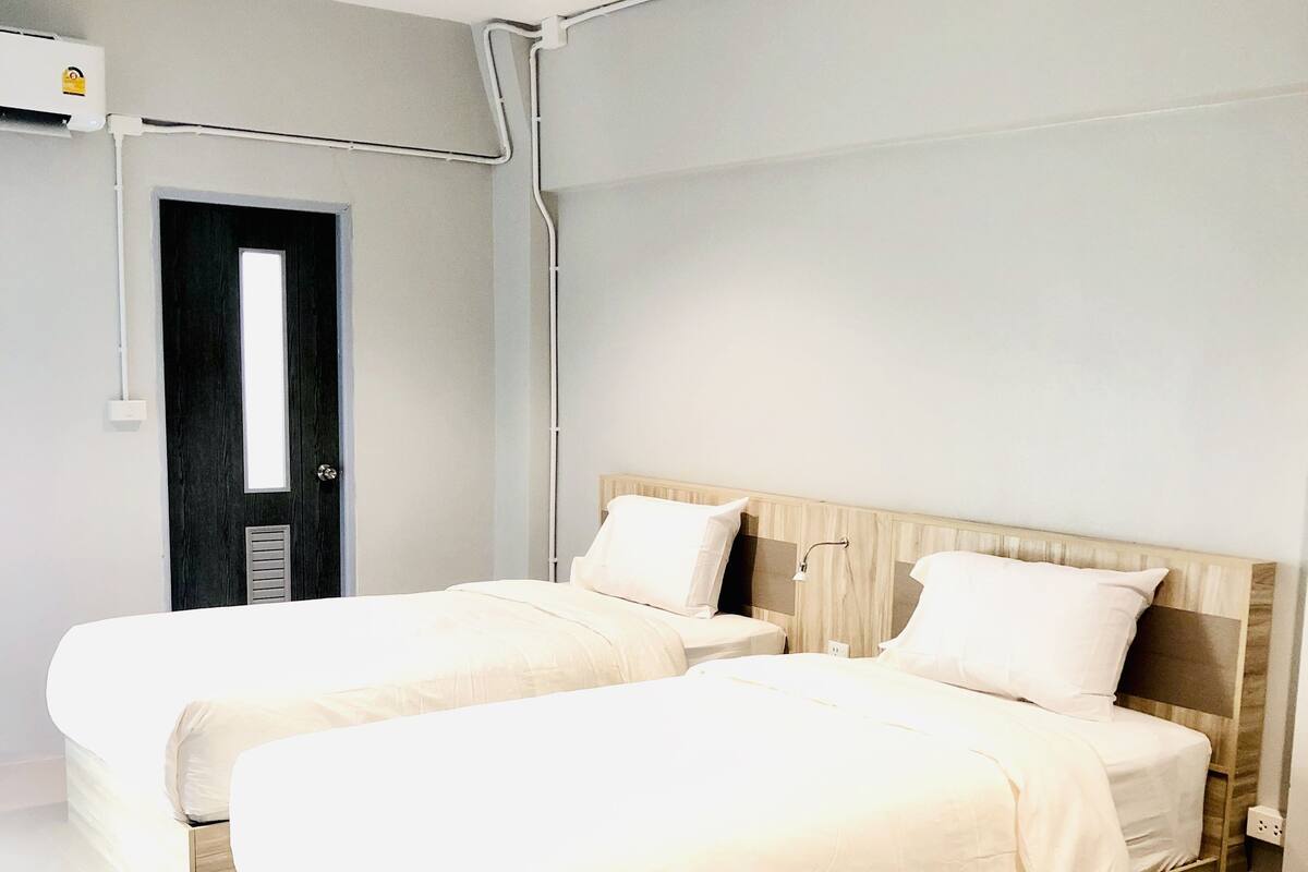 Phòng 2 giường đơn Superior | Bàn, màn/rèm cản sáng, giường gấp/giường phụ (phụ phí)