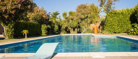 Una piscina al aire libre