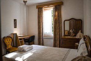 2 habitaciones, escritorio, tabla de planchar con plancha y wifi gratis 
