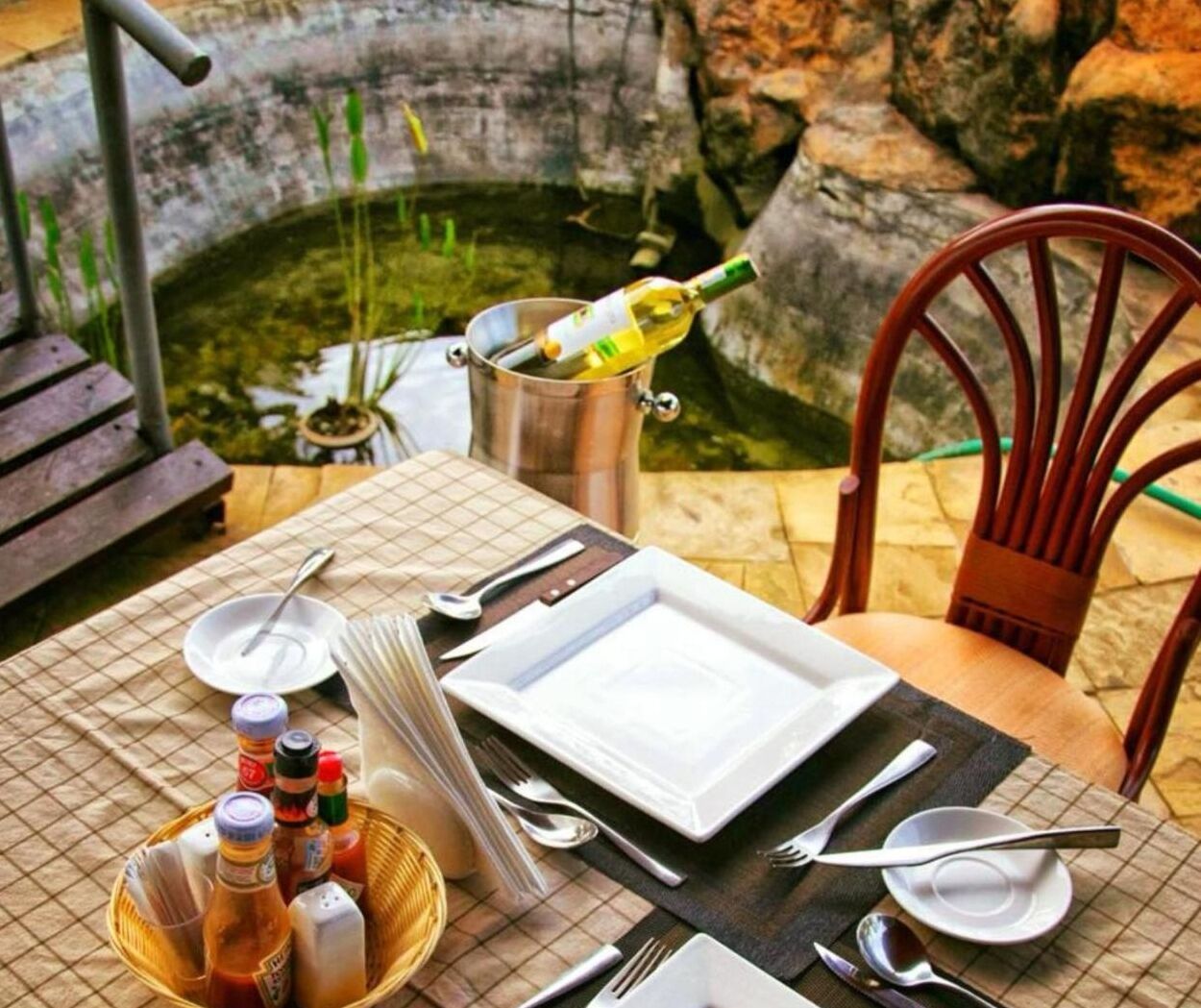 Petit déjeuner, déjeuner et dîner servis sur place