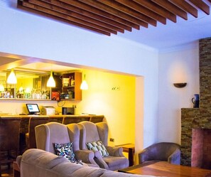 32-英寸纯平电视 （配备有线频道）、电视