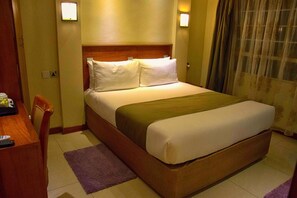 Basic-Doppelzimmer | Hochwertige Bettwaren, Betten mit Memory-Foam-Matratzen, Schreibtisch