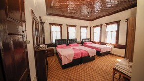 Familie driepersoonskamer, uitzicht op tuin | Individueel gedecoreerd, geluiddichte muren, gratis wifi, beddengoed