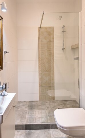 Family Apartment, 2 Bedrooms | Bathroom