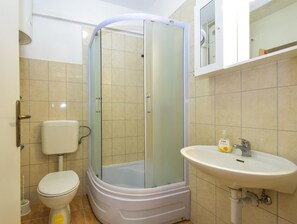 Apartment, Multiple Beds | Bathroom