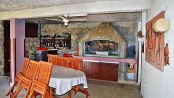 Apartment, Multiple Beds | Private kitchen | Stovetop, cookware/dishes/utensils